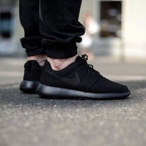 All black Nike Roshe one